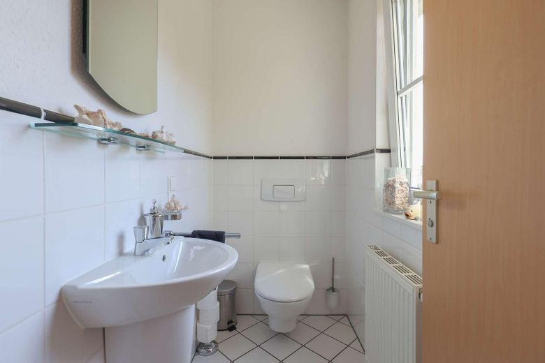*senza provvigione* Casa familiare con impianto fotovoltaico, accumulo, camino e ampio giardino – Gäste WC