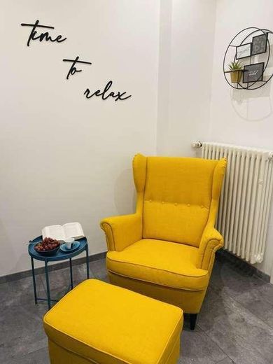 Frisch sanierte 1-ZKB Dachgeschosswohnung Frankfurt-Höchst | Stellplatz | privat – Sitzecke Wohnzimmer