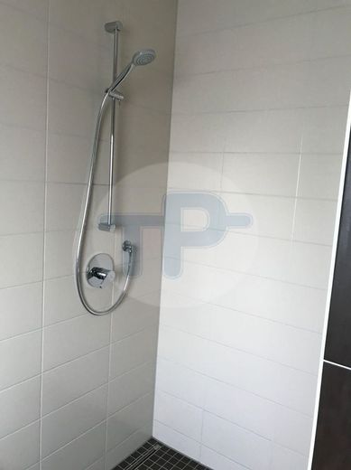 RESERVIERT! WALMDACHBUNGALOW MIT GARAGE UND CARPORT IN TRAUMHAFTER SIEDLUNGSRANDLAGE – Dusche (2)