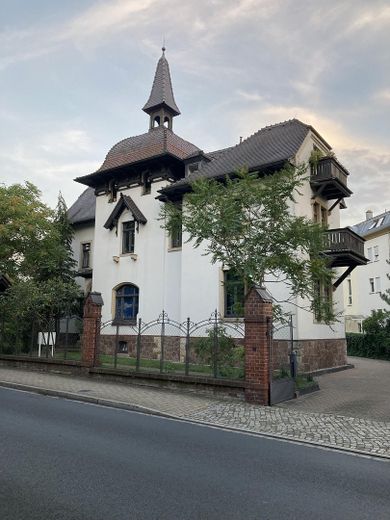 Schöne 1-Zimmer Dachgeschosswohnung in denkmalgeschützter Villa in zentraler Lage von Radebeul – Foto 1