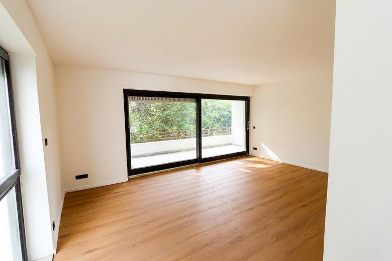 Erstbezug nach Sanierung: Barrierearme 2-Zimmer-Wohnung, Balkon & Tiefgarage in Bestlage Iserlohns – Wohnzimmer unmöbliert