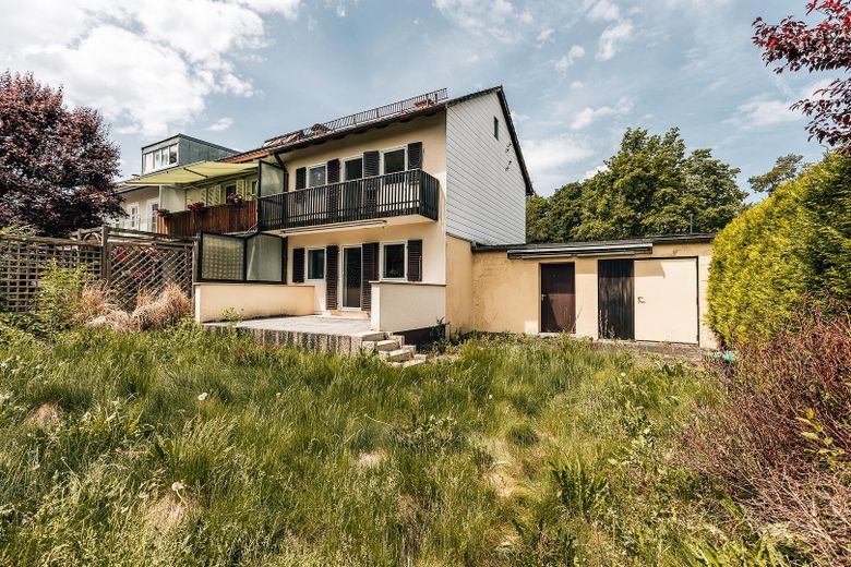 Traumhaftes Gartengrundstück 507qm Nähe Isarhochufer in Pullach mit großem Potential – Haus Gartenansicht Garage 