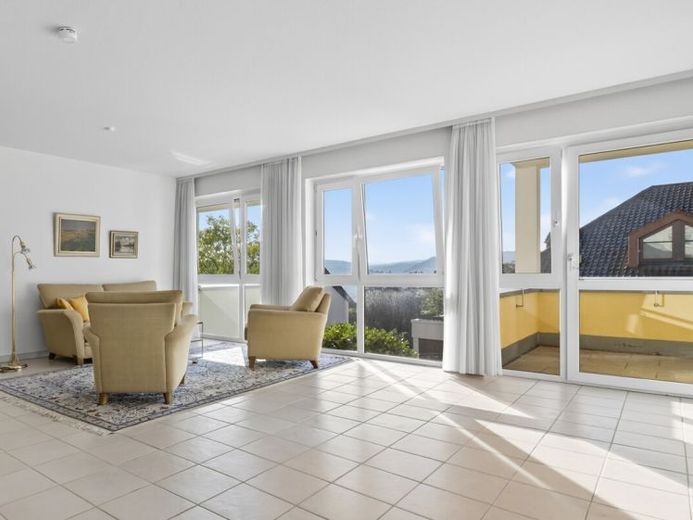 Tolle und ruhige Lage! - Seniorenfreundliche 4-Zimmer-Wohnung mit 2 Balkonen, TG-Stellplatz, Aufzug! – Foto 1