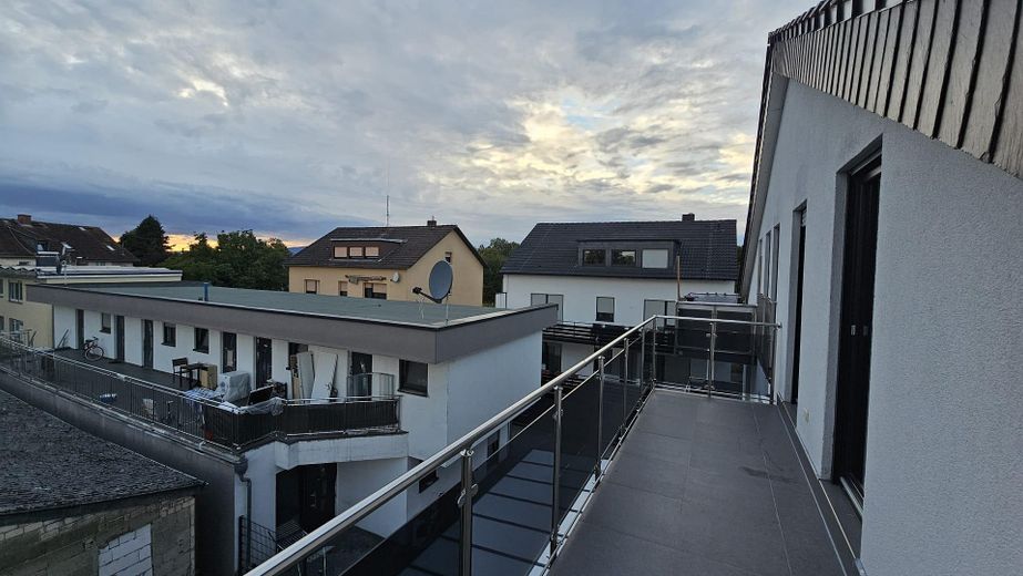 3,5-Zimmer-Wohnung in Bad Vilbel: Modernes Wohnen mit Dachboden – Balkon Aussicht