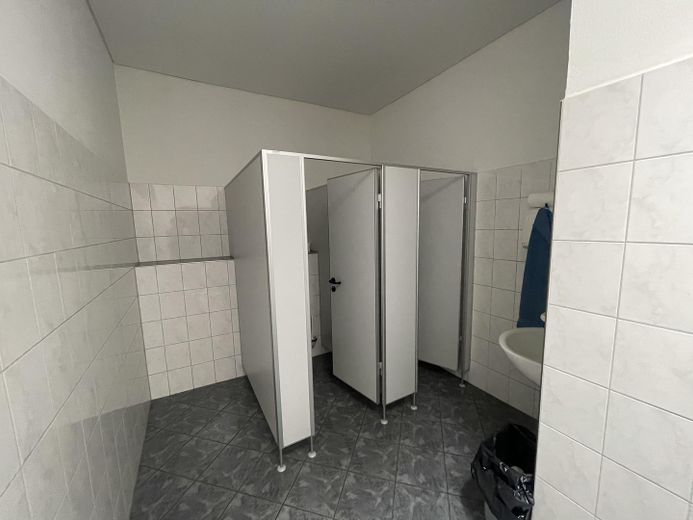 Superfici di magazzino e ufficio riscaldabili in affitto a Eggenfelden -734qm – Photo 19