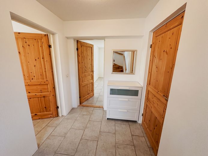 Senza provvigione: porzione di bifamiliare in stile casa svedese con sauna, ampio giardino e vista sui campi – Flur im Keller