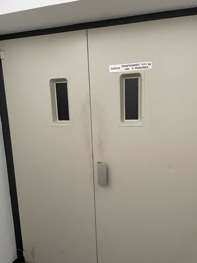 günstiger Büroraum in Gemeinschaftsbüro im Industriegebiet Leonberg an der Autobahn – Lastenaufzug