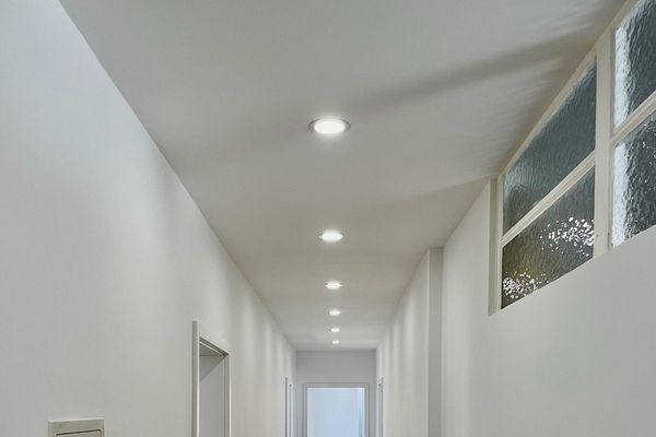 Pierwsze zasiedlenie po remoncie: 4 pokoje z kuchnią i łazienką w strefie pieszej, wysokość pomieszczeń 2,70 m – cała instalacja budynkowa całkowicie nowa