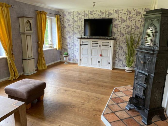 Landhaus "Rose Garden" direkt vor Sylt zu verkaufen! – Wohnbereich mit Kamin