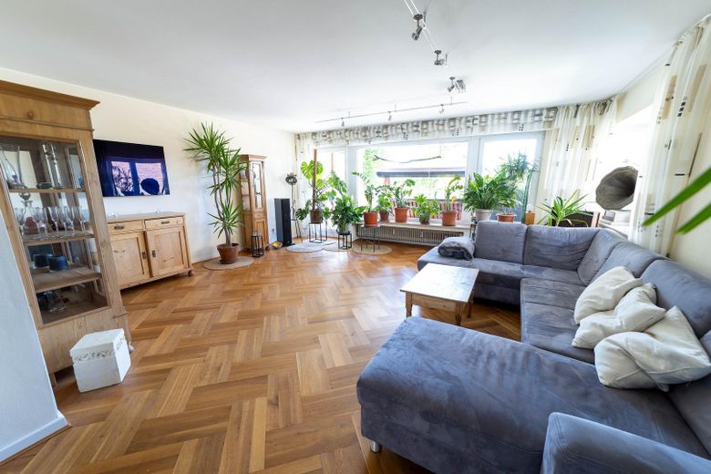 Im Grünen leben - mitten im Zentrum (maklerfrei)  - inkl. 85qm Einliegerwohnung – Wohnzimmer