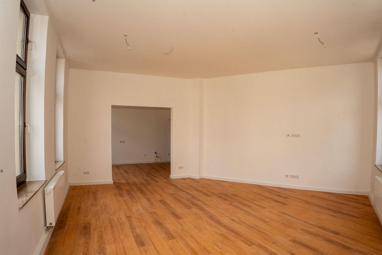 Frisch sanierte 4-Zimmer-Eigentumswohnung (119 m²) am Hertener Schlosspark. – Wohnzimmer mit Küchenblick