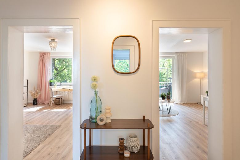 ***ERSTBEZUG NACH MODERNISIERUNG – STILVOLLE 3-ZI.-WOHNUNG MIT TAGESLICHTBAD IN DU-NEUDORF*** – FLUR