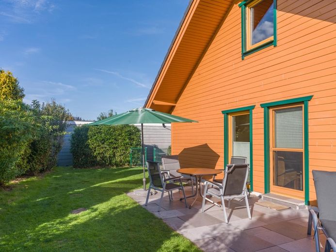 Traumhaftes Holzhaus mit Sauna, großer Terrasse auf 931 m² Eckgrundstück nahe St. Peter-Ording – Terrasse West