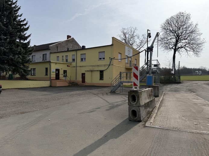 Großzügige Gewerbefläche mit Lagerhallenbestand und Büro in Neustadt a. d. Orla – Bürogebäude und Fahrzeugwaage