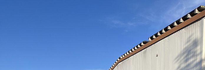 Außenbereich mit Garage