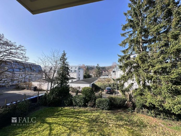 Großzügige 132 m² Wohnung mit großem Balkon und Stellplatz im gepflegten Dreifamilienhaus – Garten