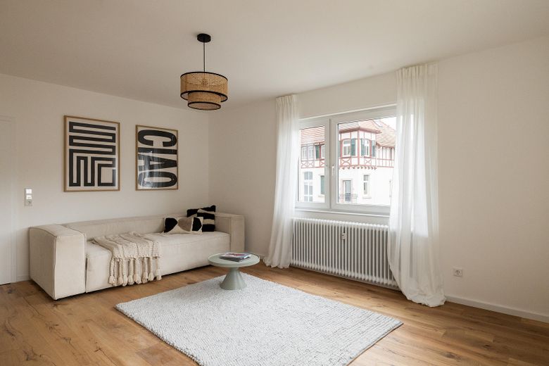 Gotowe do zamieszkania mieszkanie po remoncie: 4 pokoje, balkon i widok na zamek w centrum Königstein – Wohnzimmer