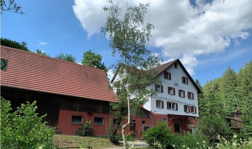 Bauernhaus / ehemalige Getreidemahlmühle in Alleinlage zu verkaufen – Süd-Ost-Seite mit Scheune