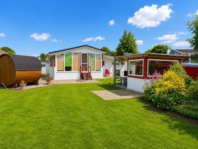 Möbliertes Ferienhaus mit Boot und Fass-Sauna am Wasser! – Foto 1