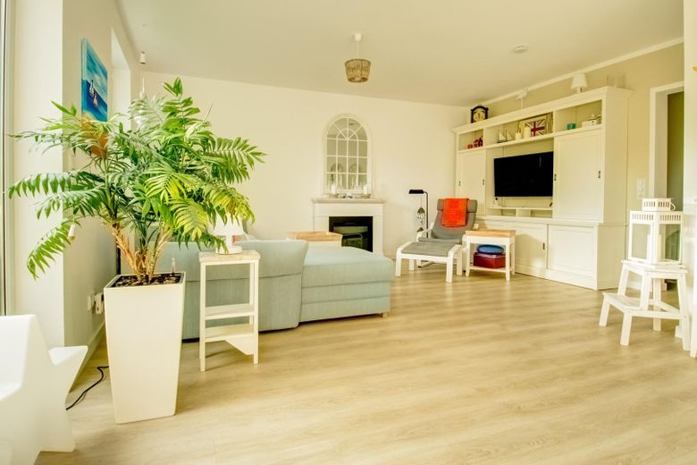 Central, accessible comfort apartment with Baltic Sea views – Wohn-Essbereich