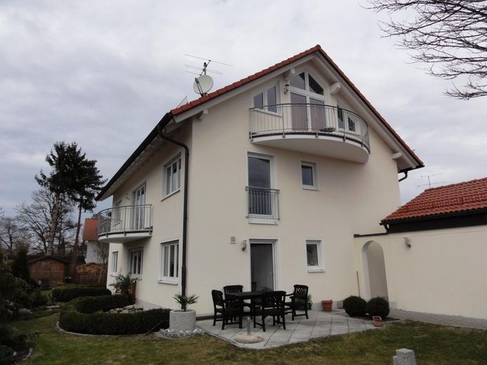 Herrlich geschnittene 2 Zimmerwohnung mit 2 Balkonen – Frontansicht des Hauses