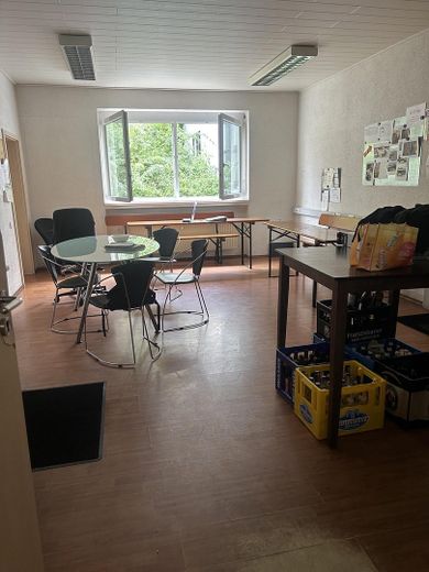 Vielseitig nutzbare Gewerbeeinheit mit Verwaltung und großer Freifläche in Illertissen zu mieten – Aufenthaltsraum