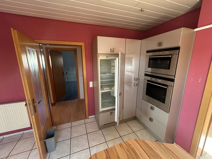 Appartement lumineux de 3,5 pièces sous les combles, 85 m², balcon exposé sud, cuisine équipée, place de stationnement – Wüstenrot – Küche