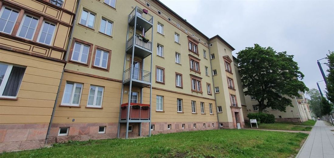 Großzügige 2-Zimmer mit Laminat, Balkon und Wannenbad in zentraler Lage! – 20200611_121509
