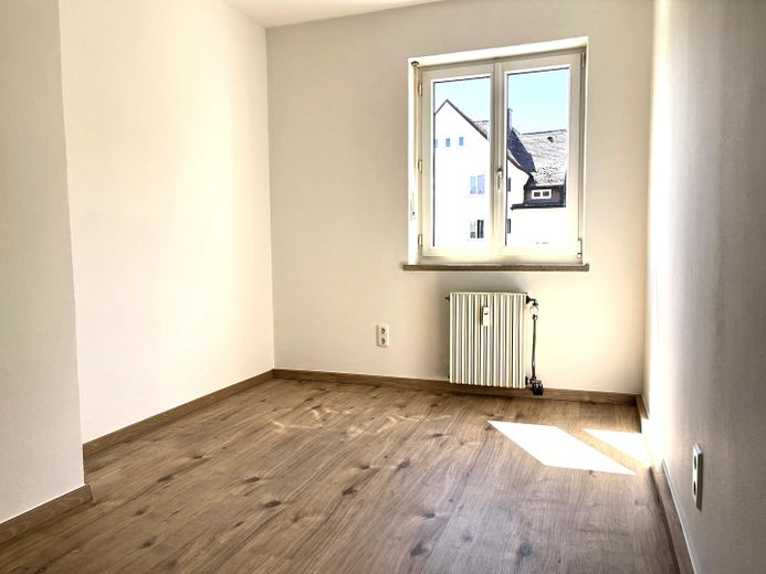 Gepflegte 3-Zimmer-Wohnung mit Balkon, Keller & Stellplatz – zentral in Freilassing – Zimmer2 Kind/Büro