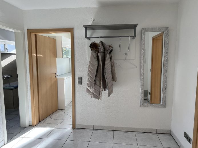 Spacious Modern Semi-Detached House with Potential – EG Diele - Küchentür