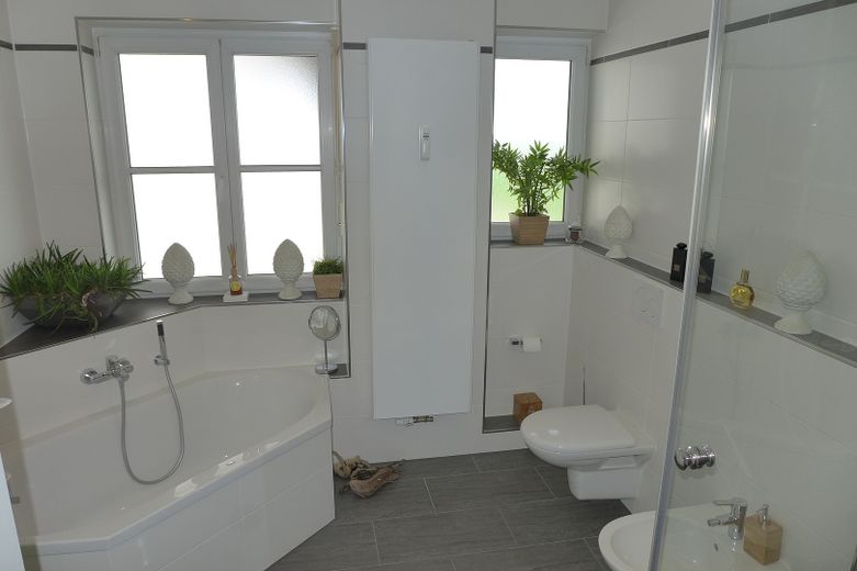 Beste Wohnlage und hochwertige Ausstattung, Garten Süd-West Ausrichtung mit Pool – Bad 1. OG