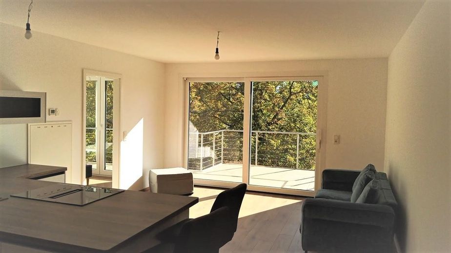 Appartamento di 3,5 locali in nuova costruzione esclusiva a Lohausen – Wohnraum mit Terrasse