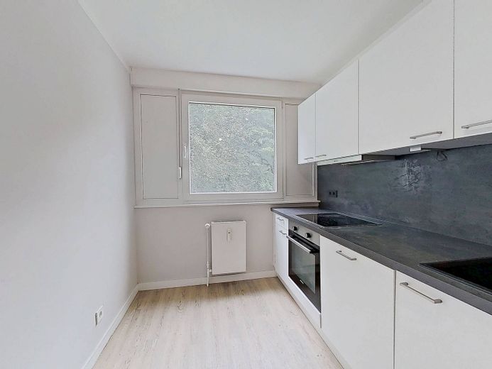 Moderno e luminoso appartamento di 3 locali con BALCONE e cucina componibile – Küche