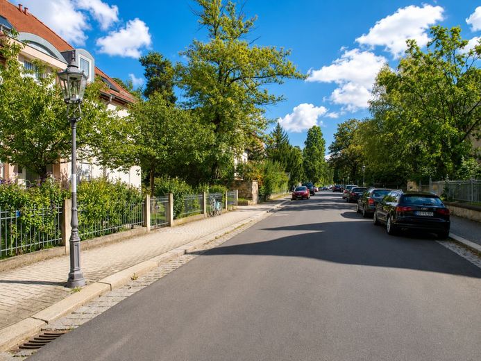 VERMIETETE DACHGESCHOSS-WOHNUNG IN BEVORZUGTER LAGE – Blick in die Straße