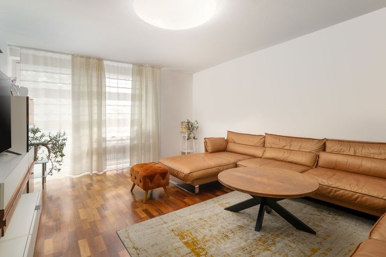 Große und ruhig gelegene 4-Zimmer-Wohnung mit 2 Balkonen in Aschheim – Modern und Klar