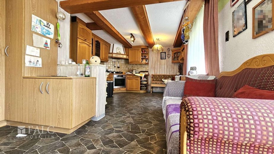 Zweifamilienhaus mit Potenzial in Landau a. d. Isar - zwei Wohneinheiten, Garage &amp; Garten – Wohnzimmer