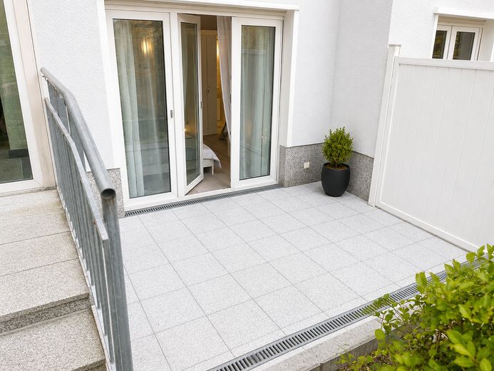 Alexanderplatz: 3 Zimmer, EG, eigner Garten, TG, Möbliert, Doorman – Vordere Terrasse