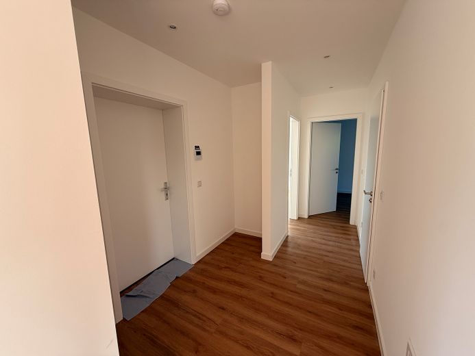 Helle 3-Raumwohnung im Erstbezug – Flur mit Garderobe
