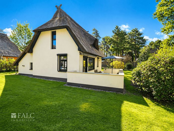 ***Erste Reihe, Reetdach, Ostsee - exklusives Ferienhaus in Ahrenshoop*** – Hofansicht