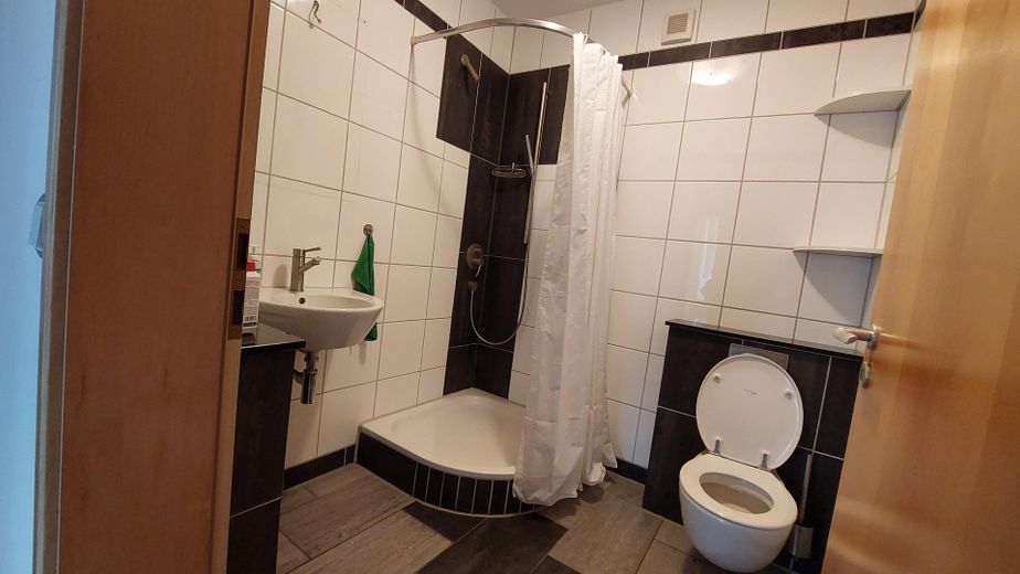 شقة جذابة ومشرقة من 3 غرف في وسط دارمشتات مع تراس سقفي استثنائي – Bad 1 mit Dusche
