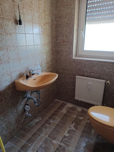 Przestronne, świeżo wyremontowane mieszkanie 3,5-pokojowe o powierzchni 115 m², z dużym balkonem, garażem i miejscem parkingowym – WC vor Renovierung
