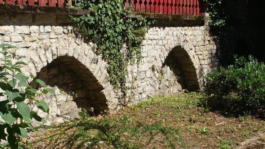 Grande proprietà con tre edifici in posizione privilegiata su un terreno boschivo di 33.600 m² – Foto 6