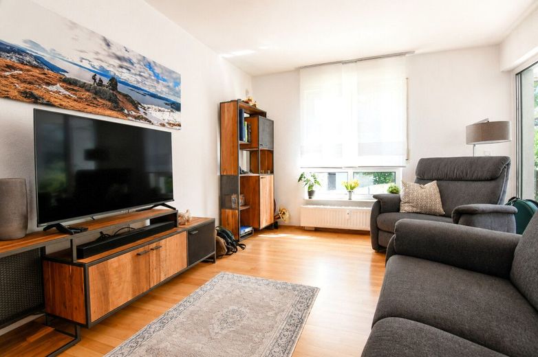 Süße Maisonette, eigener Eingang, mit Gärtchen und 2 Stellplätzen – ... lichterfüllt