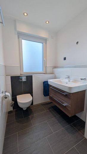 Ampio appartamento con terrazza, due bagni, garage e annesso versatile - senza provvigione – Badezimmer (2)