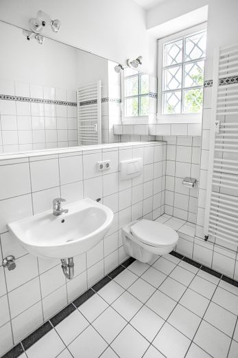 Köln-Marienburg exklusive Bürofläche in Denkmal-Villa aus 1922 – gemeinsames Badezimmer