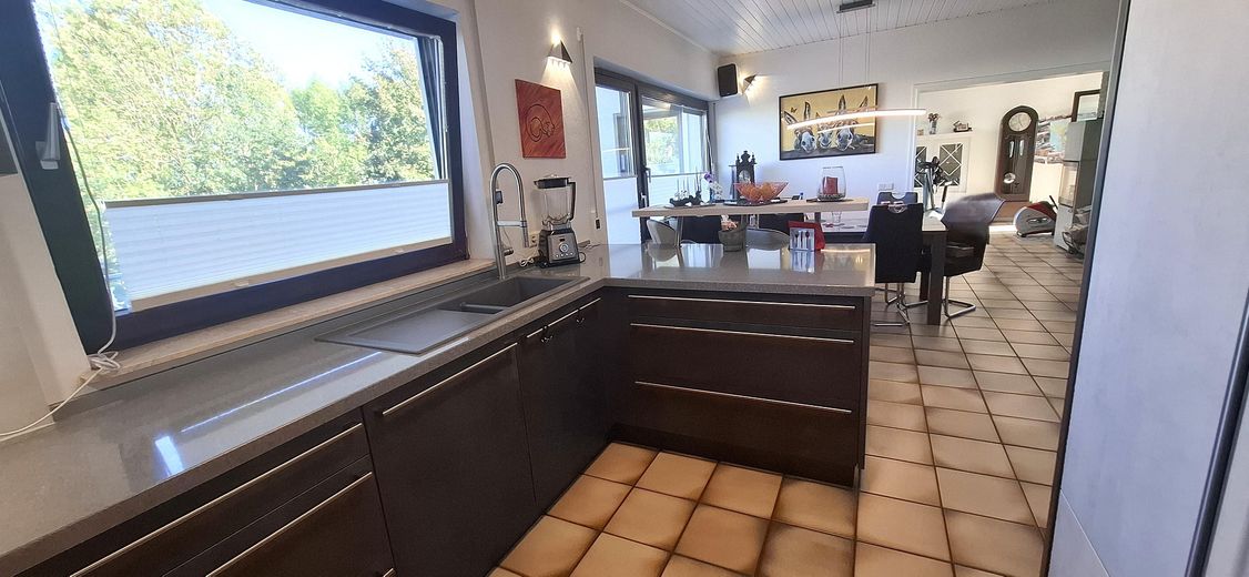 Zweifamilienhaus plus Appartement - Provisionsfrei – Küche + Essbereich Erdgeschoss