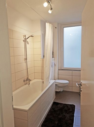 Wannenbad mit Fenster