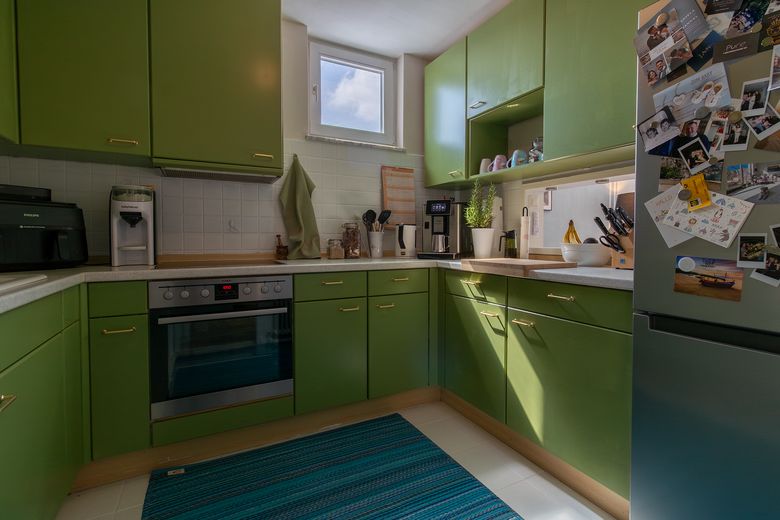 Provisievrij: 4-kam.-galerij-maisonnette, bovenste verdieping, balkon & ondergrondse garage-Geretsried-Stein – Einbaucküche mit Durchreiche