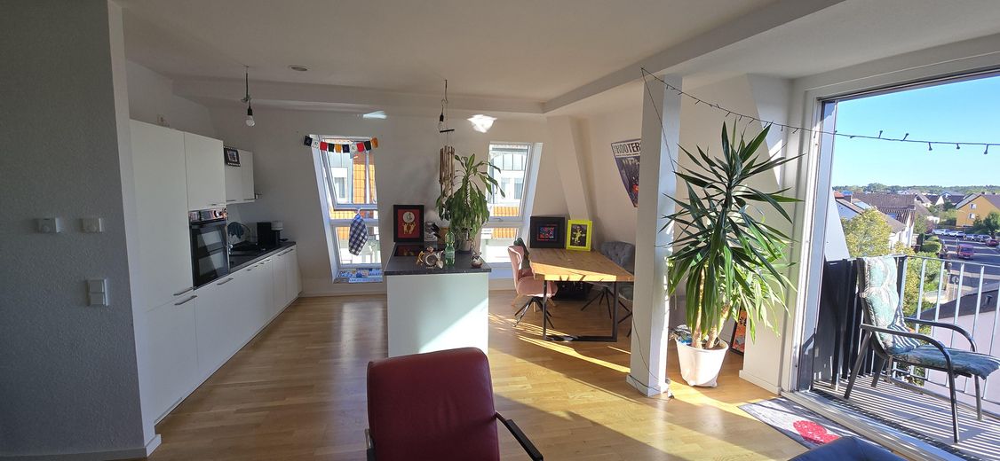 Wohn-Esszimmer mit Küche