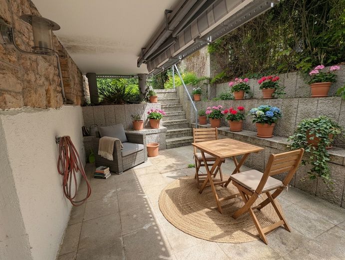 WG geeignete 4 Zimmer-DG-Whg mit Holzfußboden, Balkon, Wohnküche – Wohnung 2 im Haus